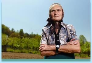 1-old-farmer-woman-closeup-portrait-senior-outdoor-36663015