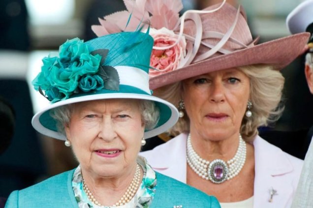 02-An-Epic-Timeline-of-Queen-Elizabeth’s-Wackiest-Hats-760x506
